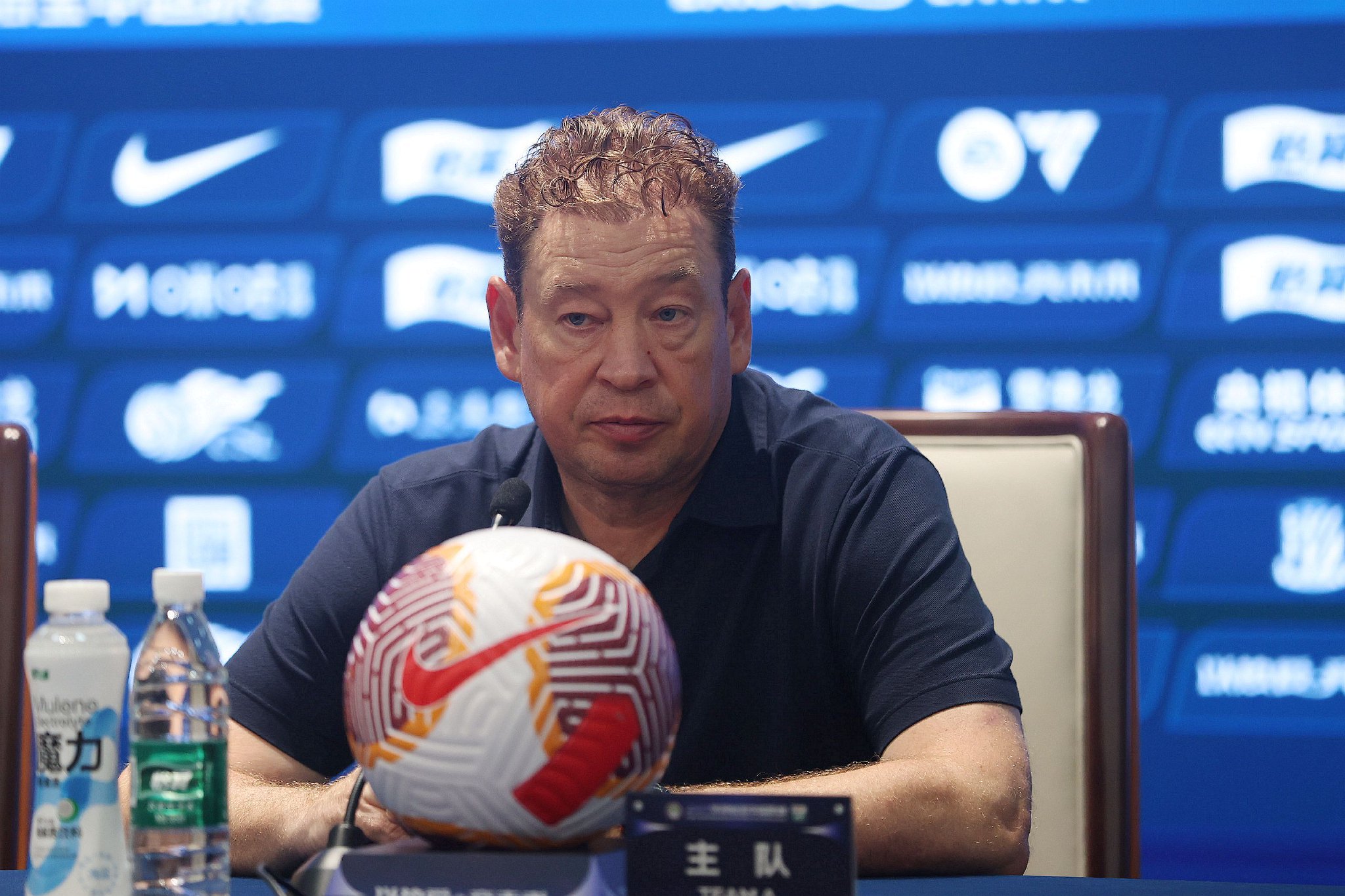 关于申花与主教练斯卢茨基续约新合同至2027年底的信息