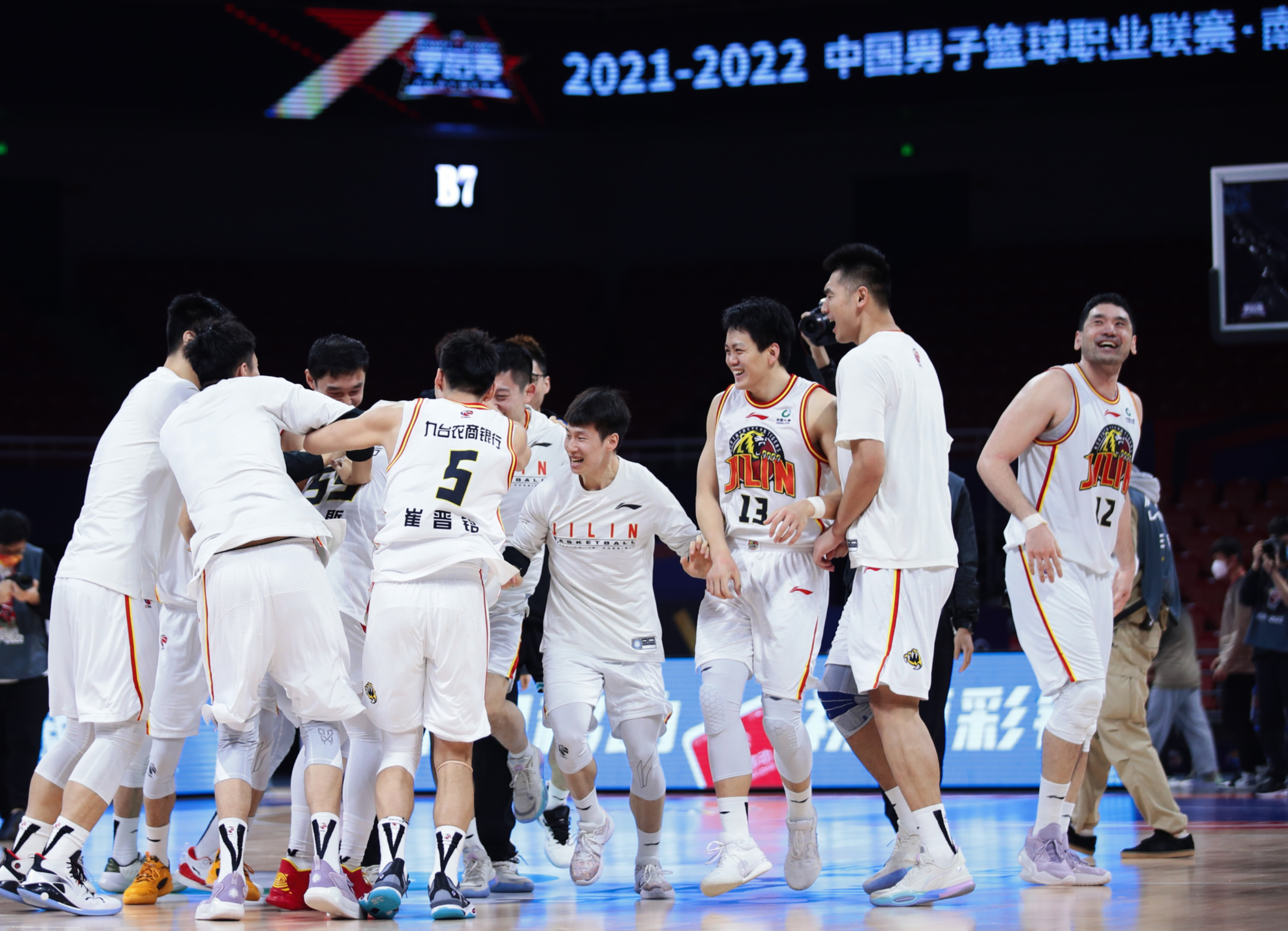 平博中国官网-FMVP！管子煜打满全场，投篮25中9砍下30分7篮板2助攻3抢断的简单介绍